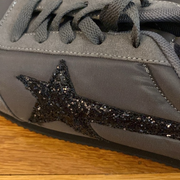 Very G Women’s Gray Sneakers Size 9 - Picture 5 of 8